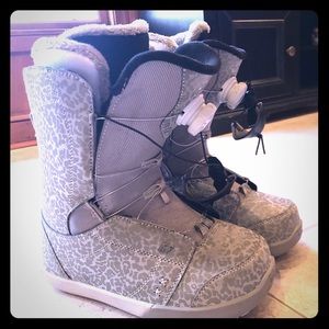 Women’s snowboard boots